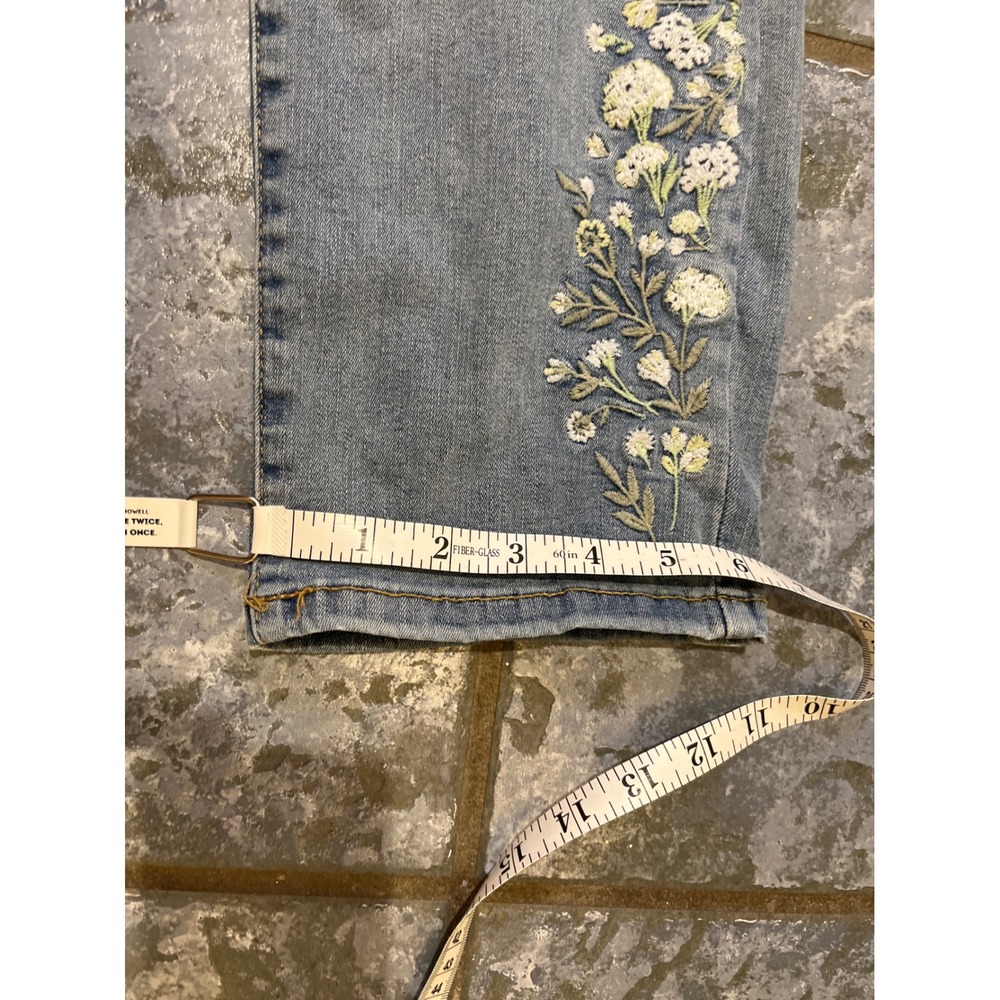 Style & Co Jeans Women's Size 8 Straight Leg Floral Embroidered Light Wash Denim - Picture 12 of 13